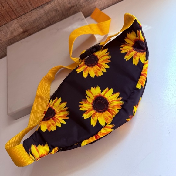 NWOT Sunflower Print Fanny Pack - Picture 2 of 4